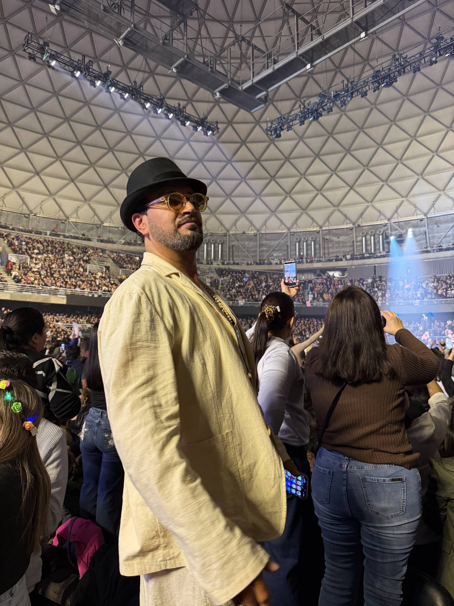 Enzo Ruiz en vivo, con sombrero y lentes ámbar