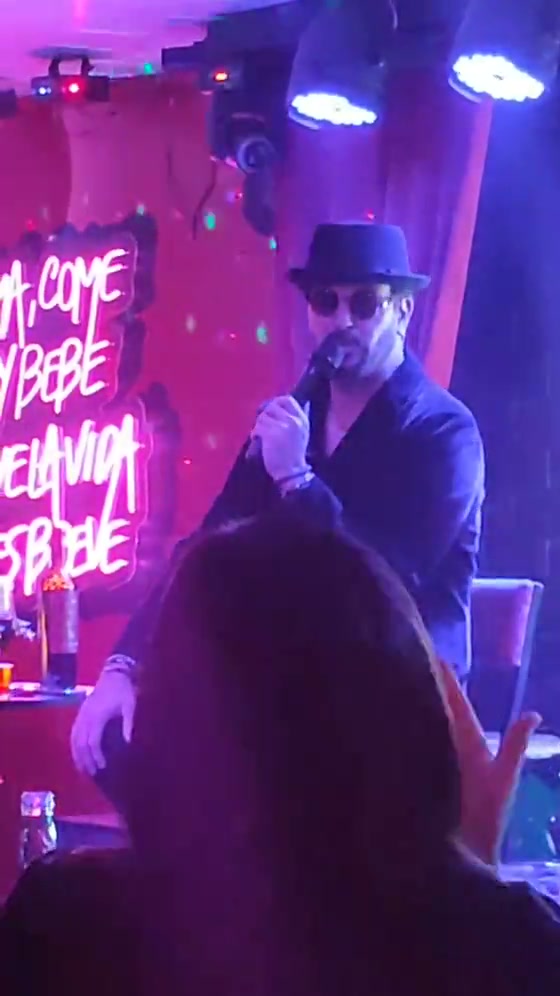 “Ella y Él” · en vivo